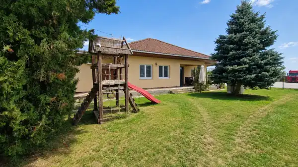 Eladó családi ház, Tass 4 szoba 170 m² 85 M Ft