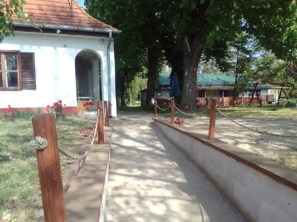 Eladó nyaraló, Ráckeve 8 szoba 310 m² 95 M Ft