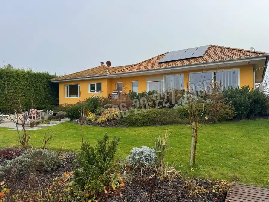 eladó újszerű családi ház, Áporka