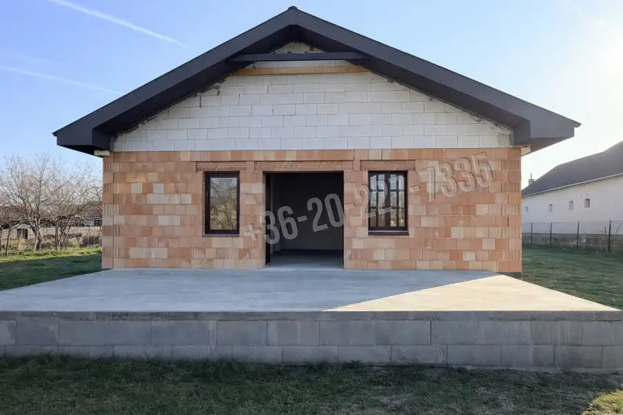 eladó újszerű családi ház, Makád